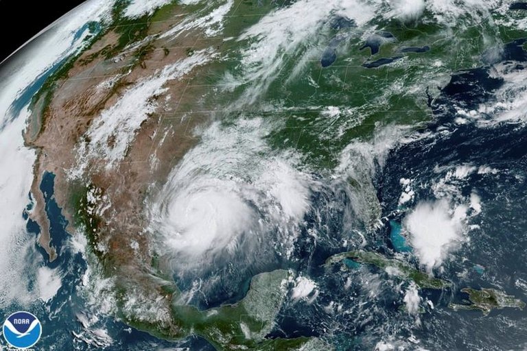 Hanna, el primer huracán de la temporada atlántica, tocó tierra este sábado en Padre Island, en la costa de Texas (EE.UU), y llegó con fuertes vientos.