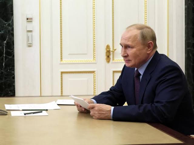 Diputados de Moscú y San Petersburgo piden la dimisión de Putin